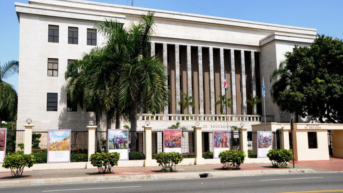 Ministerio de Educación llama a concurso para escogencia de docentes